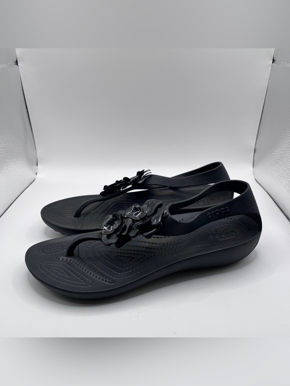 Crocs Sexi Flip Flower Sandals Women's Size 7 T-Strap Black Thong Serena